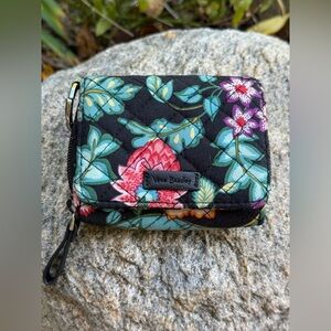 Vera Bradley trifold zip around floral  Cottagecore wallet Euc